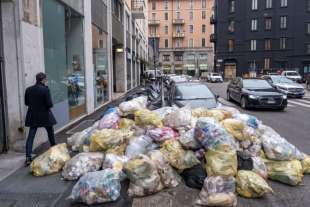 milano cumuli di rifiuti per strada per lo sciopero dei netturbini 10