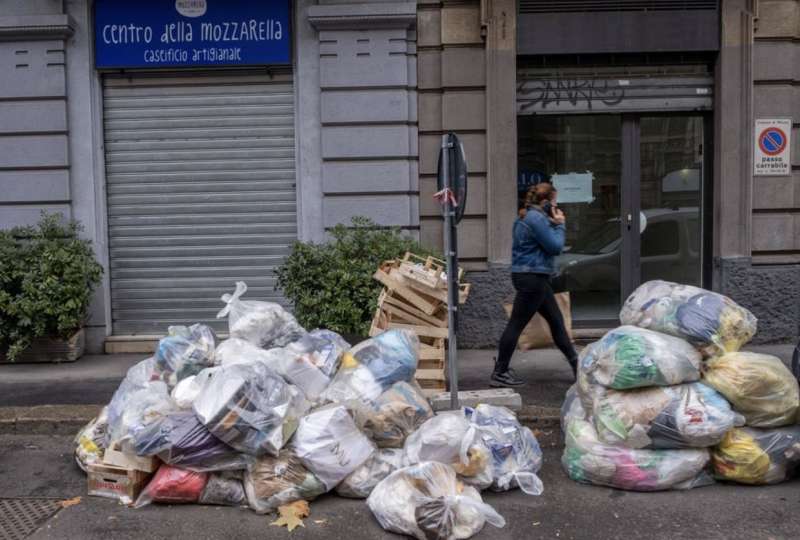 milano cumuli di rifiuti per strada per lo sciopero dei netturbini 11