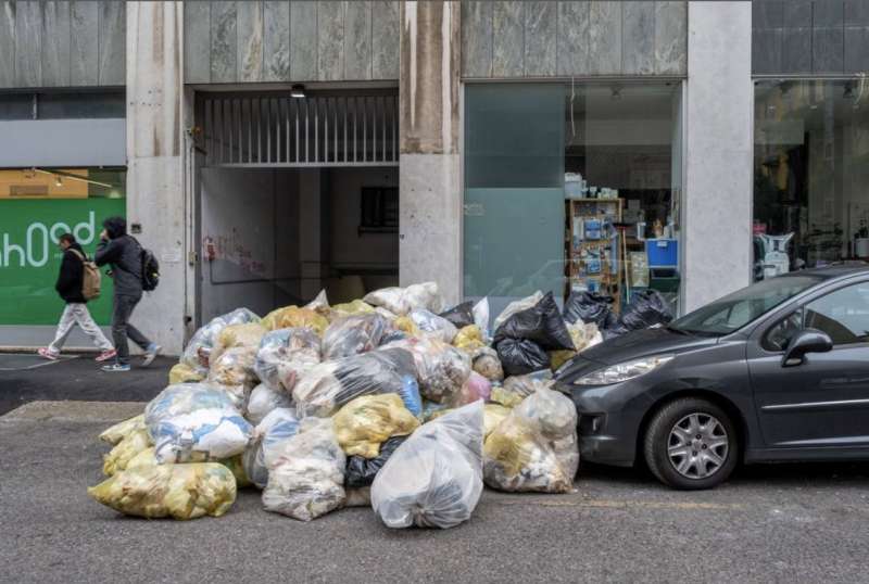 milano cumuli di rifiuti per strada per lo sciopero dei netturbini 12