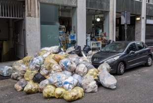 milano cumuli di rifiuti per strada per lo sciopero dei netturbini 13