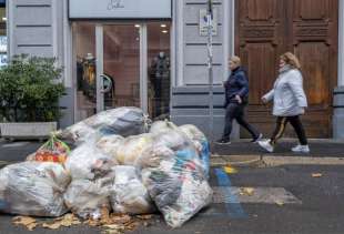 milano cumuli di rifiuti per strada per lo sciopero dei netturbini 14