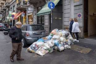 milano cumuli di rifiuti per strada per lo sciopero dei netturbini 15