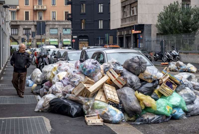 milano cumuli di rifiuti per strada per lo sciopero dei netturbini 16