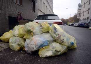 milano cumuli di rifiuti per strada per lo sciopero dei netturbini 17