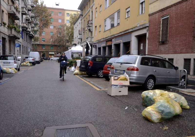 milano cumuli di rifiuti per strada per lo sciopero dei netturbini 18