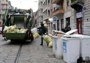 milano cumuli di rifiuti per strada per lo sciopero dei netturbini 19