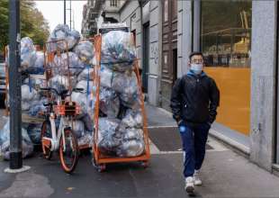 milano cumuli di rifiuti per strada per lo sciopero dei netturbini 2