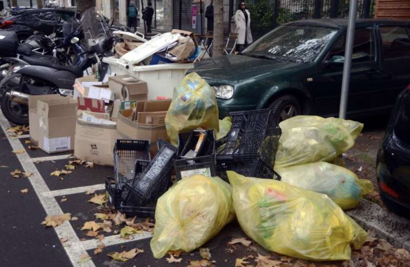 milano cumuli di rifiuti per strada per lo sciopero dei netturbini 20