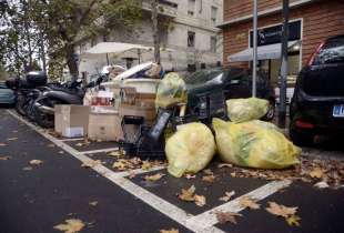 milano cumuli di rifiuti per strada per lo sciopero dei netturbini 22