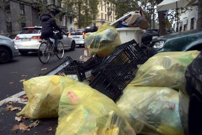 milano cumuli di rifiuti per strada per lo sciopero dei netturbini 23