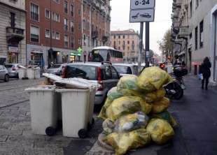 milano cumuli di rifiuti per strada per lo sciopero dei netturbini 24