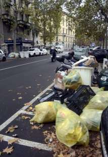 milano cumuli di rifiuti per strada per lo sciopero dei netturbini 25