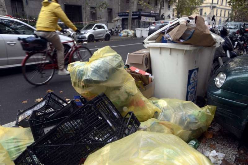 milano cumuli di rifiuti per strada per lo sciopero dei netturbini 26