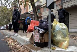 milano cumuli di rifiuti per strada per lo sciopero dei netturbini 27