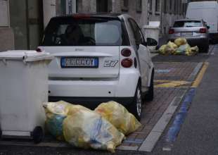 milano cumuli di rifiuti per strada per lo sciopero dei netturbini 28