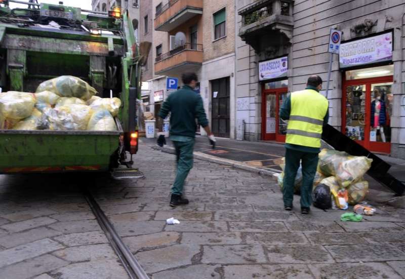 milano cumuli di rifiuti per strada per lo sciopero dei netturbini 29