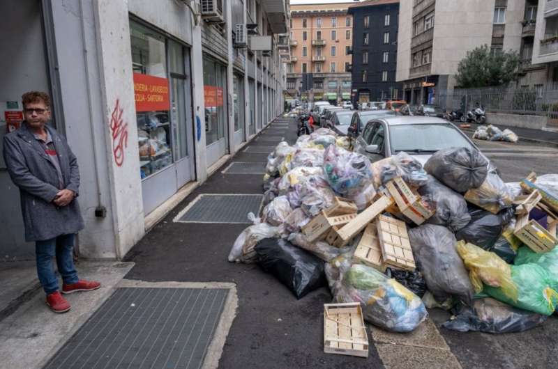 milano cumuli di rifiuti per strada per lo sciopero dei netturbini 3