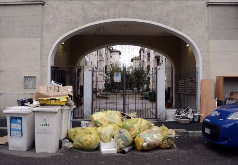 milano cumuli di rifiuti per strada per lo sciopero dei netturbini 30