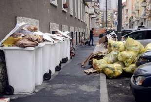 milano cumuli di rifiuti per strada per lo sciopero dei netturbini 31