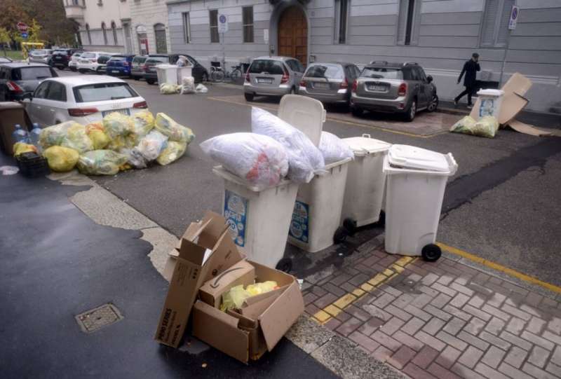 milano cumuli di rifiuti per strada per lo sciopero dei netturbini 32