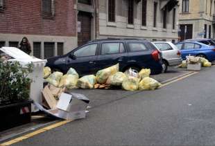 milano cumuli di rifiuti per strada per lo sciopero dei netturbini 33