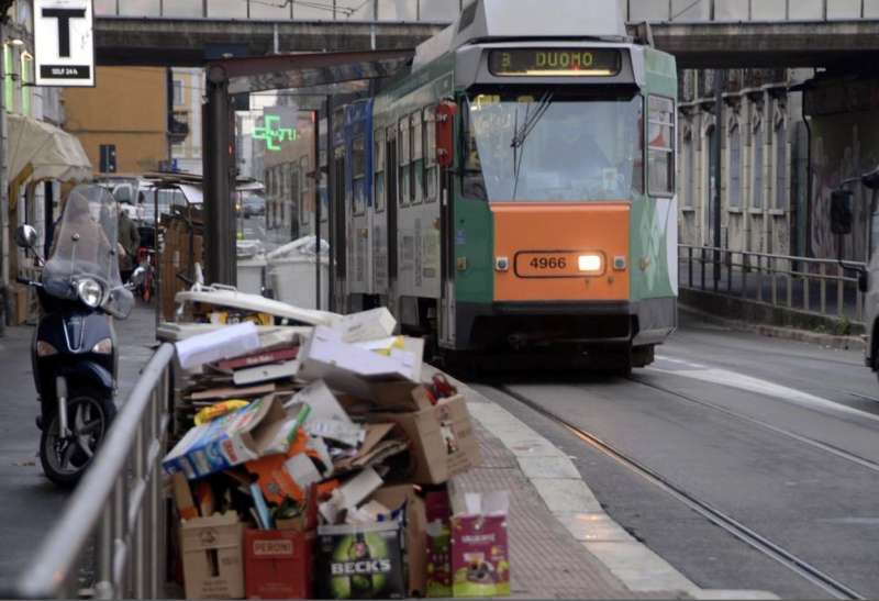 milano cumuli di rifiuti per strada per lo sciopero dei netturbini 34