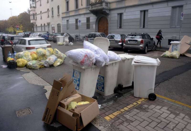 milano cumuli di rifiuti per strada per lo sciopero dei netturbini 35