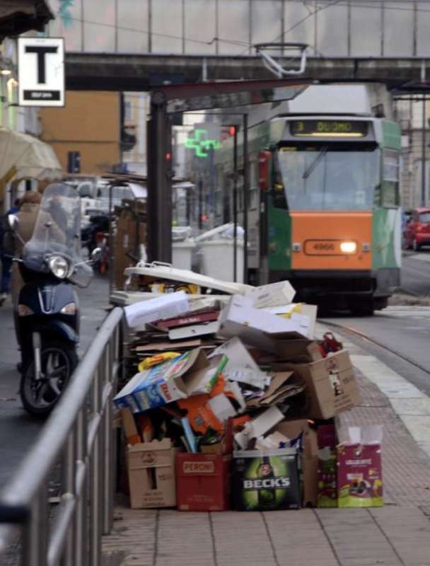 milano cumuli di rifiuti per strada per lo sciopero dei netturbini 36