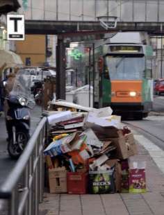 milano cumuli di rifiuti per strada per lo sciopero dei netturbini 36