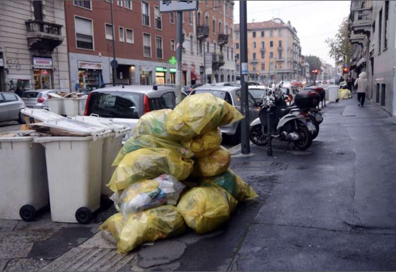 milano cumuli di rifiuti per strada per lo sciopero dei netturbini 37