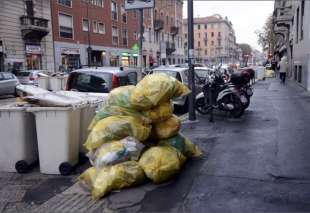 milano cumuli di rifiuti per strada per lo sciopero dei netturbini 37