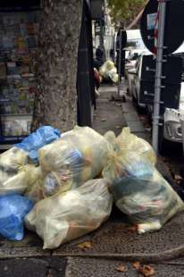 milano cumuli di rifiuti per strada per lo sciopero dei netturbini 38