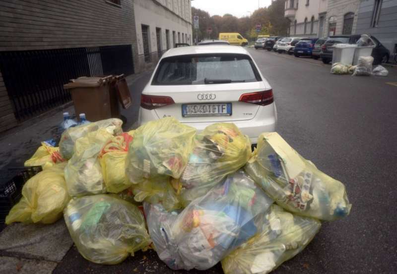 milano cumuli di rifiuti per strada per lo sciopero dei netturbini 39