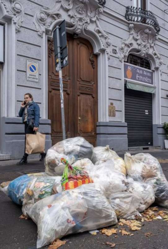 milano cumuli di rifiuti per strada per lo sciopero dei netturbini 4