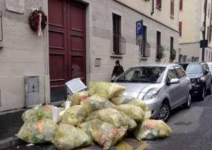 milano cumuli di rifiuti per strada per lo sciopero dei netturbini 40