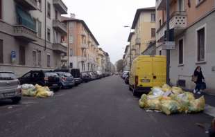 milano cumuli di rifiuti per strada per lo sciopero dei netturbini 41