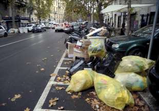 milano cumuli di rifiuti per strada per lo sciopero dei netturbini 42