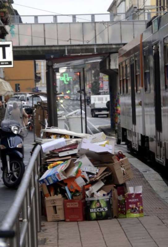 milano cumuli di rifiuti per strada per lo sciopero dei netturbini 43