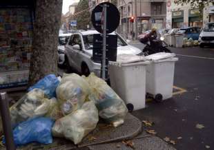 milano cumuli di rifiuti per strada per lo sciopero dei netturbini 44