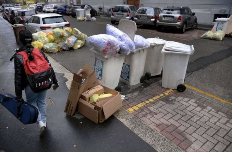 milano cumuli di rifiuti per strada per lo sciopero dei netturbini 46