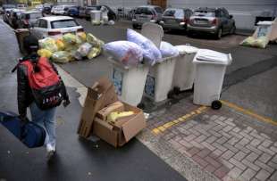 milano cumuli di rifiuti per strada per lo sciopero dei netturbini 46