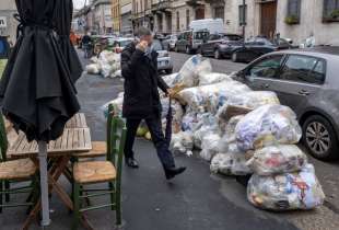 milano cumuli di rifiuti per strada per lo sciopero dei netturbini 5