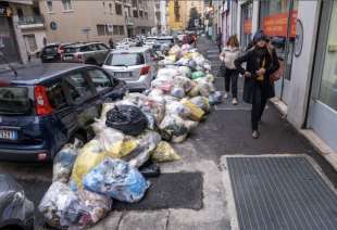 milano cumuli di rifiuti per strada per lo sciopero dei netturbini 6