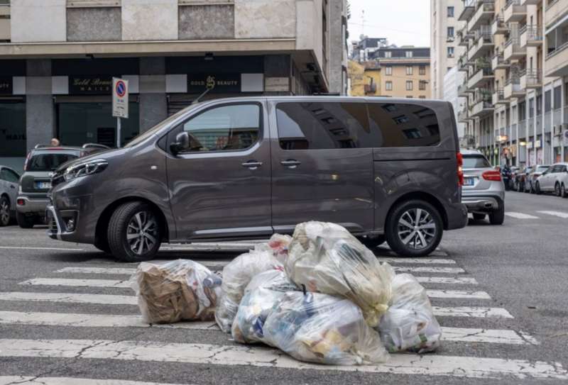 milano cumuli di rifiuti per strada per lo sciopero dei netturbini 7