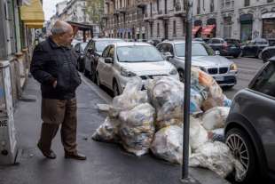 milano cumuli di rifiuti per strada per lo sciopero dei netturbini 8