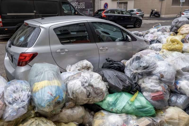 milano cumuli di rifiuti per strada per lo sciopero dei netturbini 9