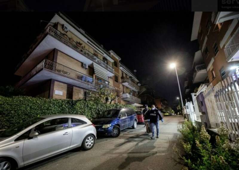 mobile cade da un balcone e colpisce bimbo a roma 3