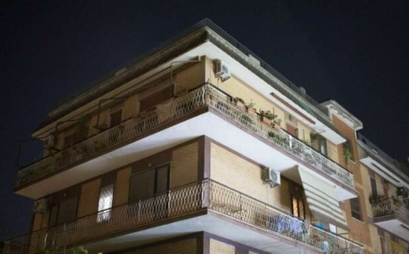 mobile cade da un balcone e colpisce bimbo a roma 6