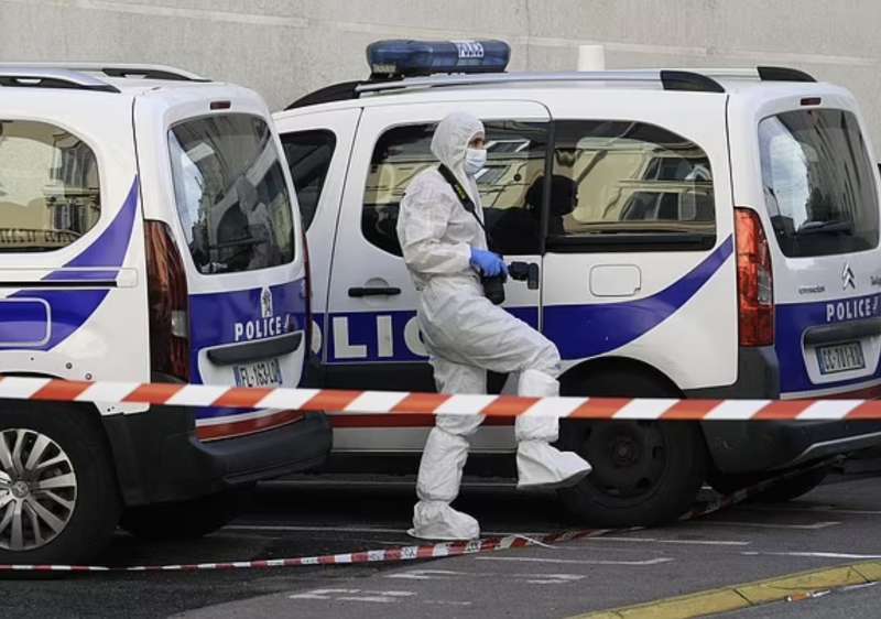 poliziotto accoltellato a cannes la scena del crimine