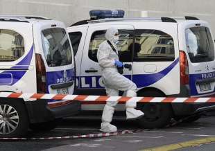 poliziotto accoltellato a cannes la scena del crimine